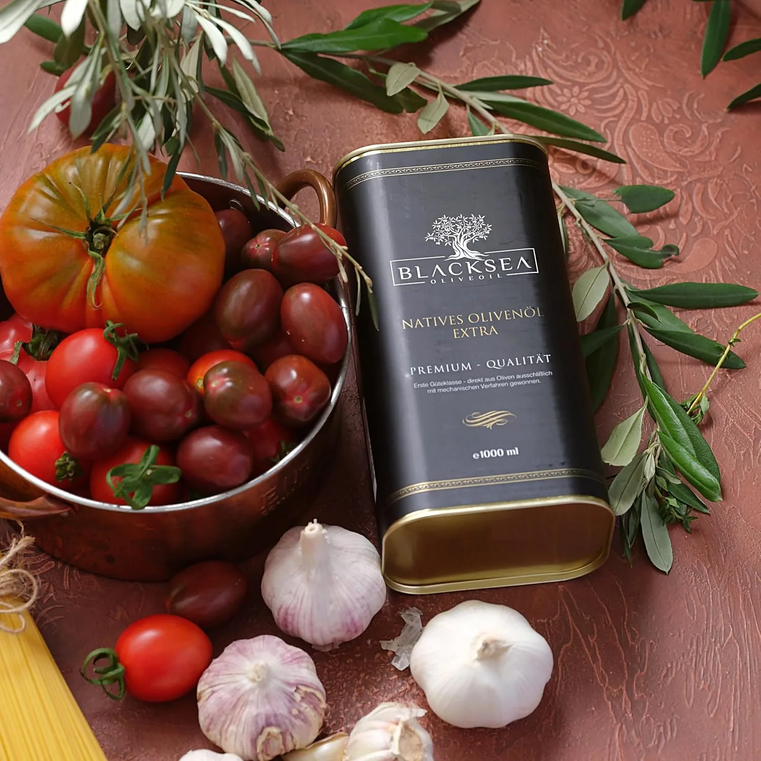 Blacksea premium sızma zeytinyağı — domates ve zeytin dalıyla